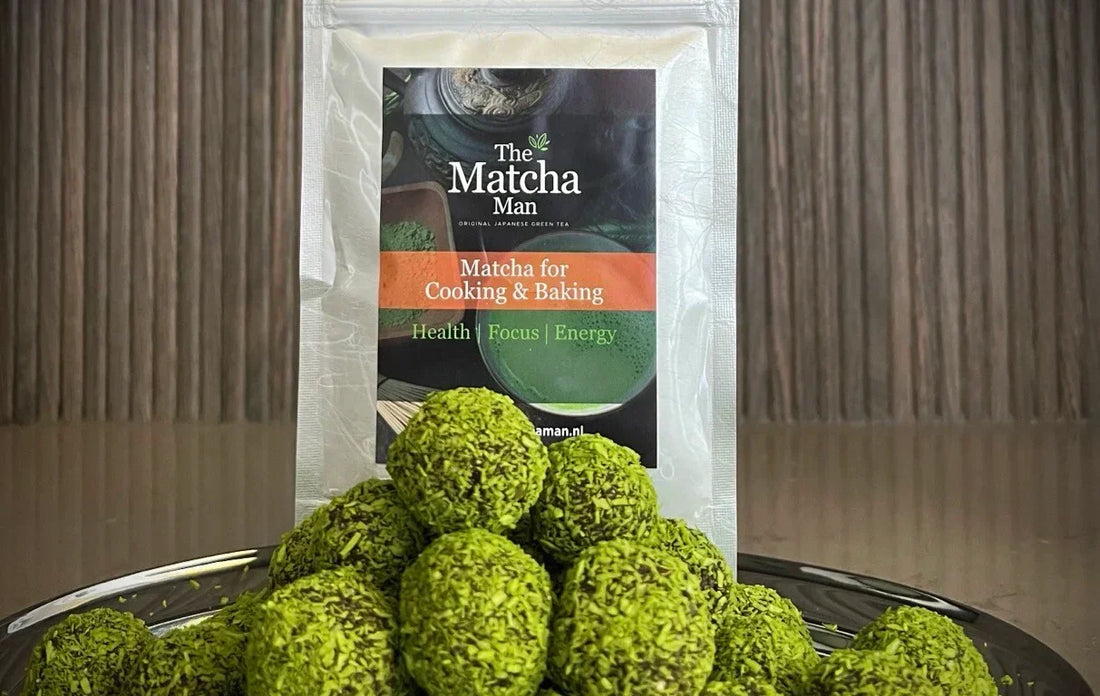 Zakje 'Matcha for Cooking & Baking' van The Matcha Man en op de voorgrond een serveerblaadje met matcha energieballetjes.