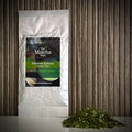 Hersluitbaar zakje 'Premium Kukicha  Green Tea' uit Japan (50 gram) van The Matcha Man en losse kukicha.