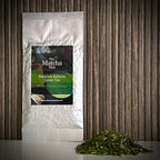 Hersluitbaar zakje 'Premium Kukicha  Green Tea' uit Japan (50 gram) van The Matcha Man en losse kukicha.