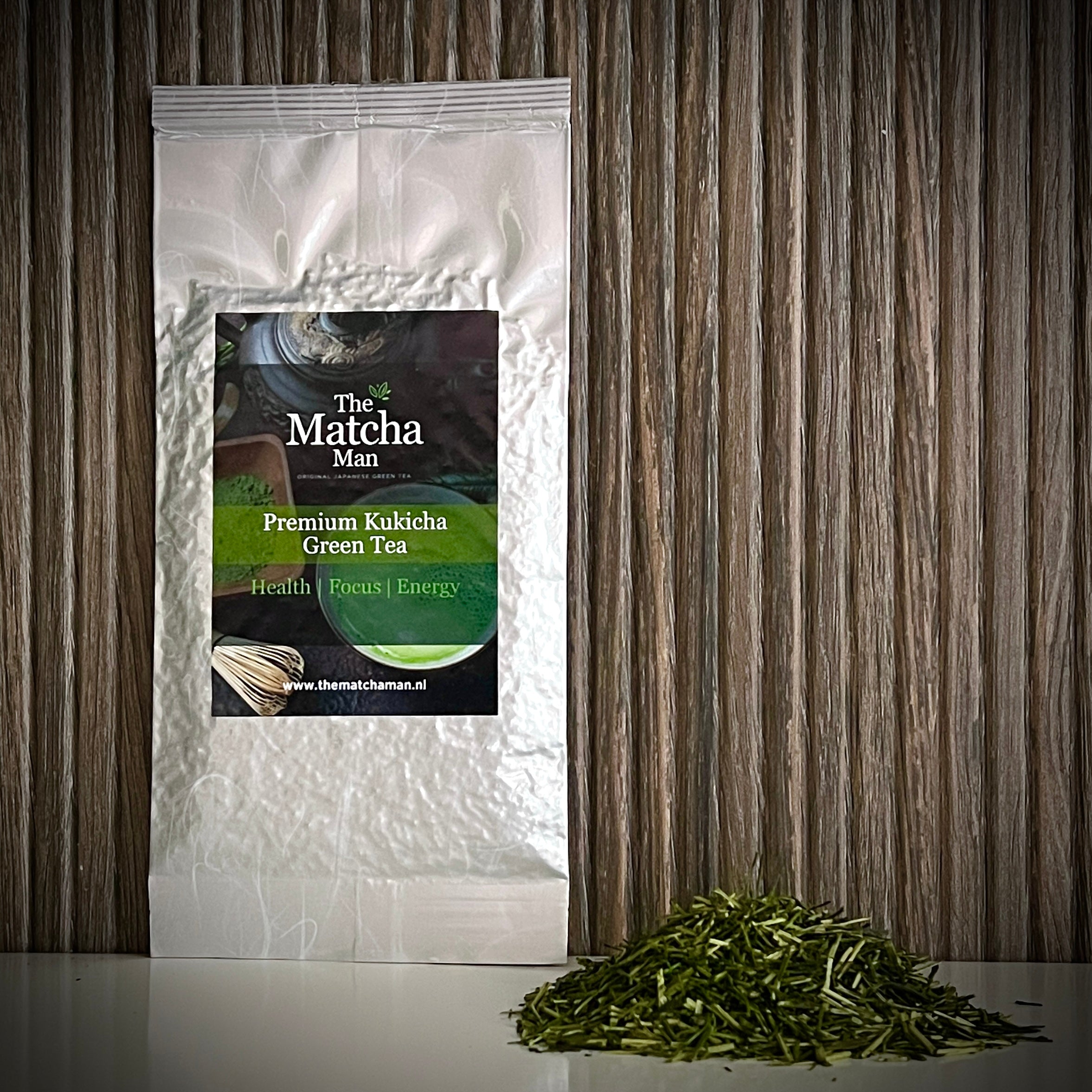 Hersluitbaar zakje 'Premium Kukicha  Green Tea' uit Japan (50 gram) van The Matcha Man en losse kukicha.