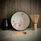 Matcha set met antracietgrijze matcha kom met roze bloesemtakken, inclusief bamboelepel, bamboe matcha klopper en zwarte whiskhouder.