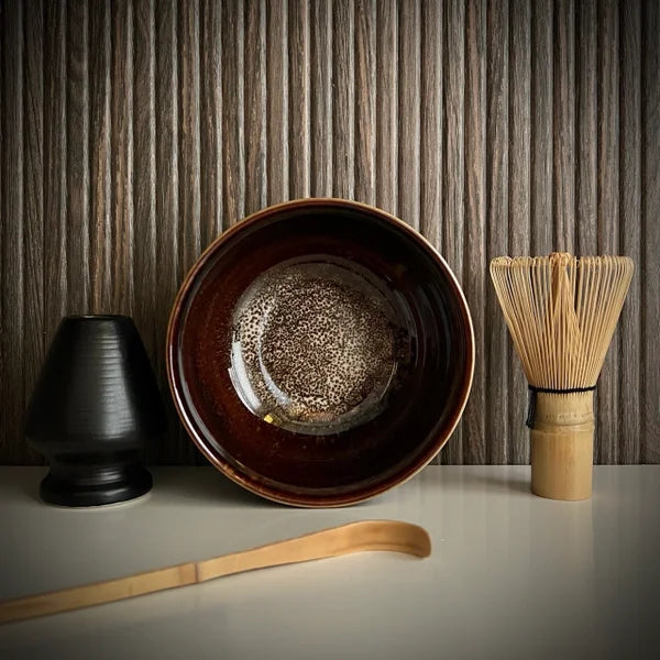 Matcha set met bordeaux matcha kom, inclusief whisk, bamboelepel, bamboe matcha klopper en zwarte whiskhouder.