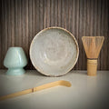 Matcha set met ecru matcha kom, inclusief bamboe matcha klopper, bamboelepel en lichtblauwe whiskhouder.