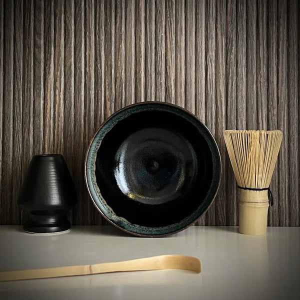 Matcha set met zwarte matcha kom met groene rand, inclusief bamboelepel, bamboe matcha klopper en zwarte whiskhouder.
