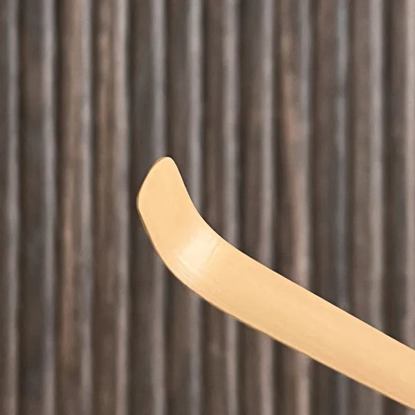 Detail van een matcha bamboelepel.