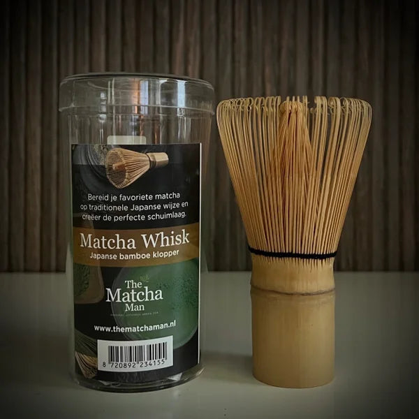 Japanse bamboe matcha klopper met 120 songs staand en voorkant plastic koker.