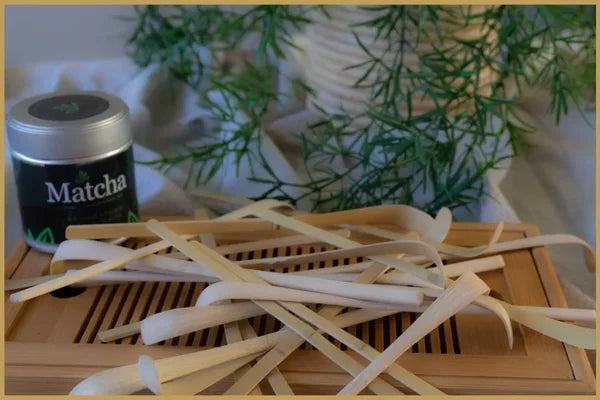 Serveerblaadje met stapel matcha bamboelepels.