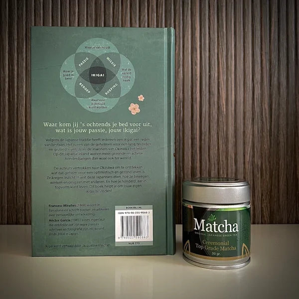 Achterkant  van IKIGAI boek en blikje matcha van The Matcha Man.