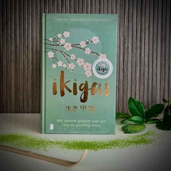 Voorkant van IKIGAI boek en bamboelepel.