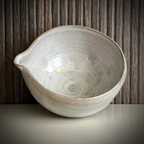 Binnenkant van een ecru chawan met schenktuit.