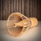 Japanse bamboe matcha klopper met 100 pongs liggend