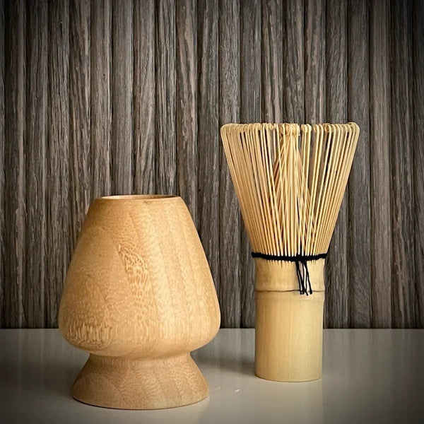 Bamboe matcha klopper naast bamboe whiskhouder.