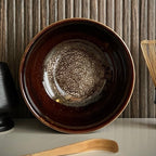 Binnenkant van een geglazuurde bordeaux matcha kom van keramiek. 