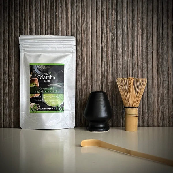 Japanse matcha set  van The Matcha Man, bestaande uit hersluitbaar zakje 'Ceremonial Hgh Grade Matcha' (25 gram), een zwarte whiskhouder, een bamboe matchaklopper en een bamboelepel.