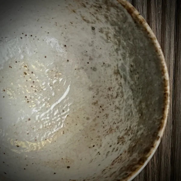 Close up ecru matcha kom met diverse groen-bruintinten.