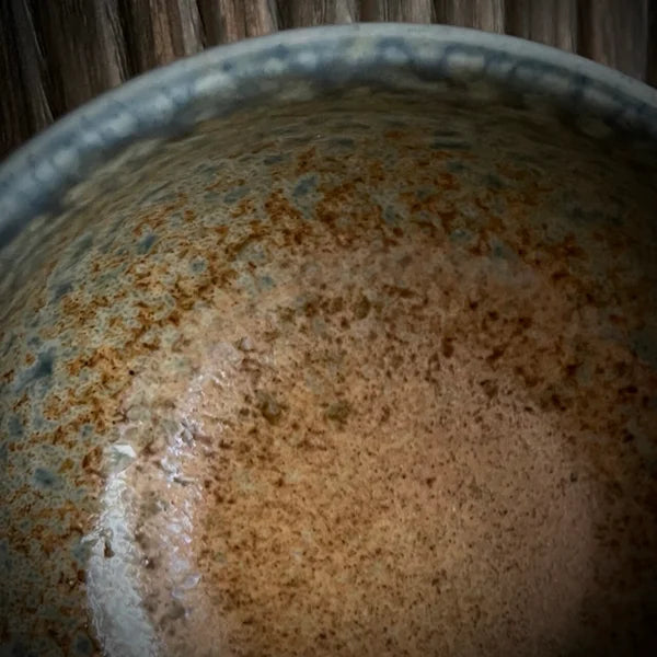 close up van beige matcha kom met zachtblauwe rand