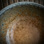 close up van beige matcha kom met zachtblauwe rand