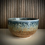 voorkant beige matcha kom met zachtblauwe rand