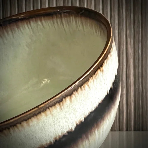 close up van lichtgroene matcha kom met bruine rand