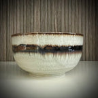 lichtgroene matcha kom met bruine rand