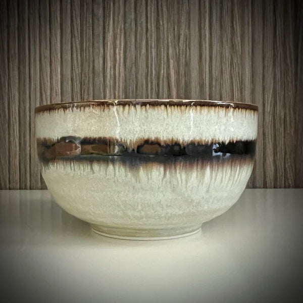 lichtgroene matcha kom met bruine rand