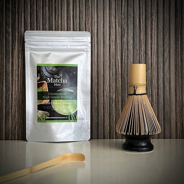 Japanse matcha set  van The Matcha Man, bestaande uit hersluitbaar zakje 'Ceremonial Hgh Grade Matcha' (25 gram), een bamboe matchaklopper op zwarte whiskhouder en een bamboelepel.