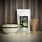 Japanse Matcha Starter Set van The Matcha Man, bestaande uit hersluitbaar zakje'Ceremonial Hgh Grade Matcha' (25 gram) een matcha kom, een bamboe matcha klopper en een bamboelepel.