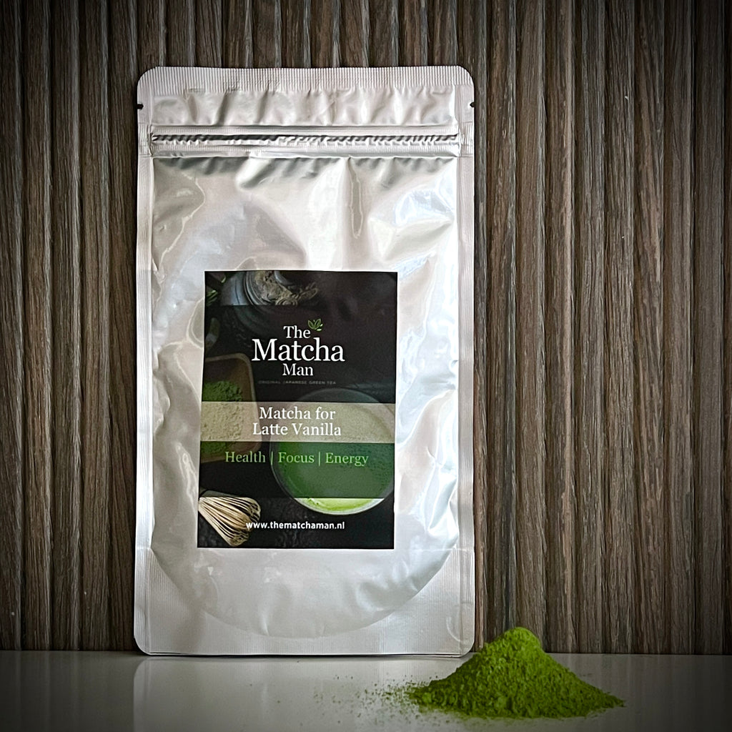 Hersluitbaar zakje 'Matcha for Latte Vanilla' uit Japan (100 gram) van The Matcha Man en losse matchapoeder.