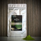 Hersluitbaar zakje 'Matcha for Latte Vanilla' uit Japan (100 gram) van The Matcha Man en losse matchapoeder.
