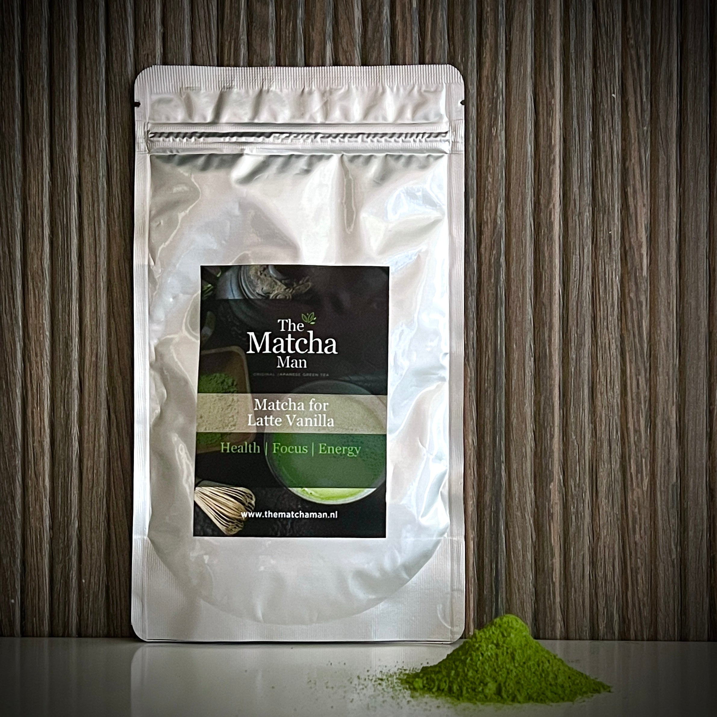 Hersluitbaar zakje 'Matcha for Latte Vanilla' uit Japan (100 gram) van The Matcha Man en losse matchapoeder.