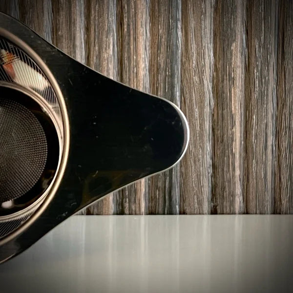 Vleugel van een roestvrij stalen theefilter.