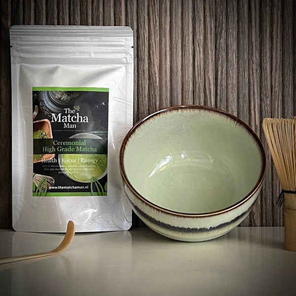 Japanse Matcha Starter Set van The Matcha Man, bestaande uit hersluitbaar zakje 'Ceremonial Hgh Grade Matcha' (25 gram), een matcha kom, een bamboe matcha klopper en een bamboe doseerlepel.