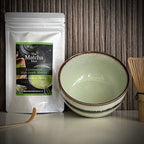 Japanse Matcha Starter Set van The Matcha Man, bestaande uit hersluitbaar zakje 'Ceremonial Hgh Grade Matcha' (25 gram), een matcha kom, een bamboe matcha klopper en een bamboe doseerlepel.