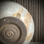 Onderkant van een ecru chazan met schenktuit en keurmerk van pottenbakker.