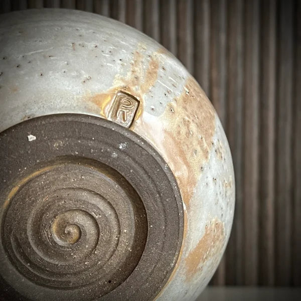 Onderkant van een ecru chazan met schenktuit en keurmerk van pottenbakker.