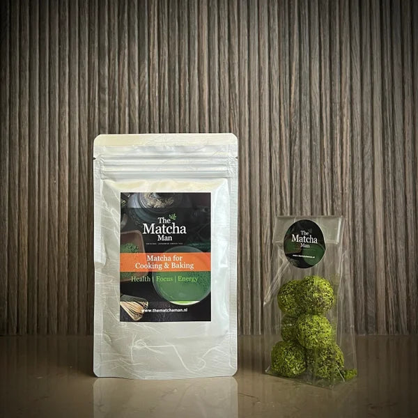 Hersluitbaar zakje 'Matcha for Cooking and Baking' uit Japan van The Matcha Man (50 gram) en transparant zakje matcha energieballetjes.