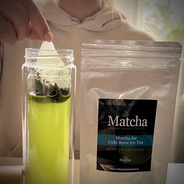 Hersluitbaar zakje 'Matcha for Cold Brew Ice Tea' uit Japan van The Match Man, hand toont theezakje in fles water.