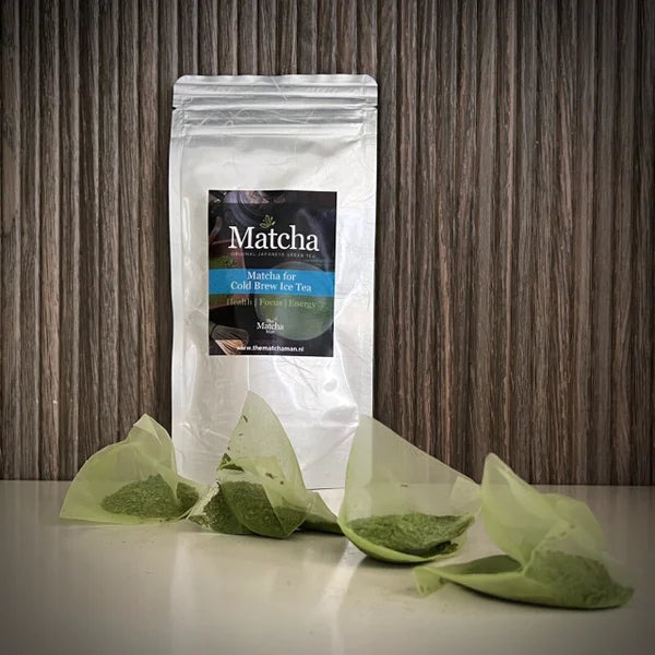 Hersluitbaar zakje 'Matcha for Cold Brew Ice Tea' uit Japan van The Match Man en vier theezakjes op een rij.