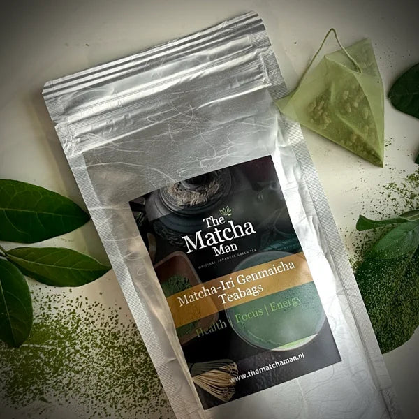 Hersluitbaar zakje 'Matcha-Iri Genmaicha' uit Japan van The Matcha Man en een theezakje.