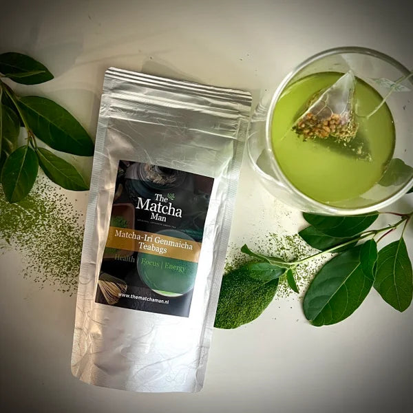 Hersluitbaar zakje 'Matcha-Iri Genmaicha' uit Japan van The Matcha Man en een glas met groene thee.