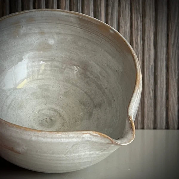 Gedeelte van een ecru chawan met schenktuit.