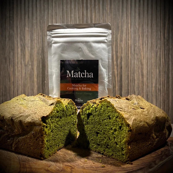 Hersluitbaar zakje 'Matcha for Cooking and Baking' uit Japan van The Matcha Man (50 gram) en twee halve matcha cakes.