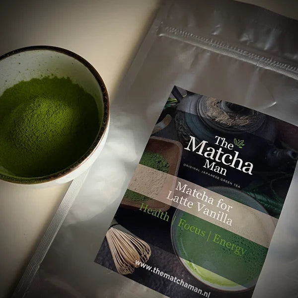 Zakje matcha en een bakje met losse matchapoeder.
