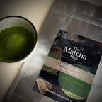 Hersluitbaar zakje 'Matcha for Latte Vanilla' uit Japan (100 gram) van The Matcha Man en bakje met losse matchapoeder