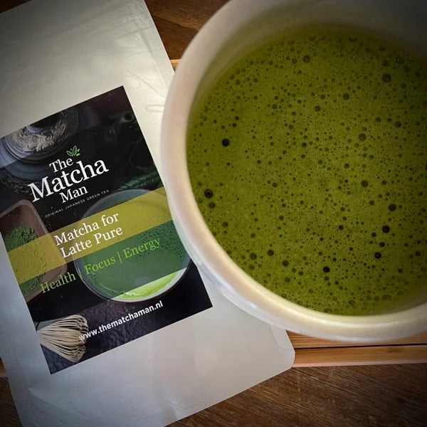 Hersluitbaar zakje 'Matcha for Latte Pure' uit Japan (50 gram) van The Matcha Man en een met matcha gevulde witte matcha kom.