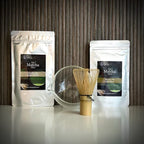 Matcha set van The Matcha Man , bestaande uit hersluitbaar zakje 'Matcha for Latte Pure' en hersluitbaar zakje 'Matcha for Latte Vanilla', een glazen matcha kom met tuit en een bamboe matcha klopper.