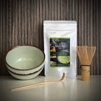 Japanse Matcha Starter Set van The Matcha Man, bestaande uit hersluitbaar zakje 'Ceremonial Hgh Grade Matcha' (25 gram), een matcha kom, een bamboe matcha klopper en een bamboelepel.