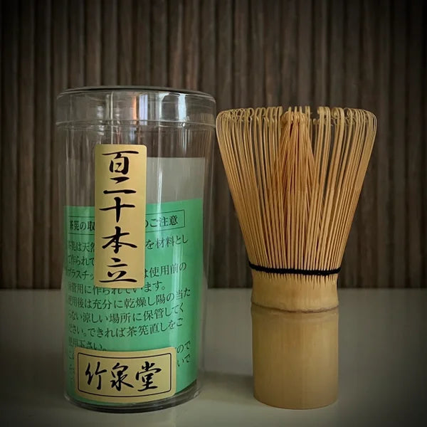 Japanse bamboe matcha klopperr staand met 120 songs en achterkant plastic koker.