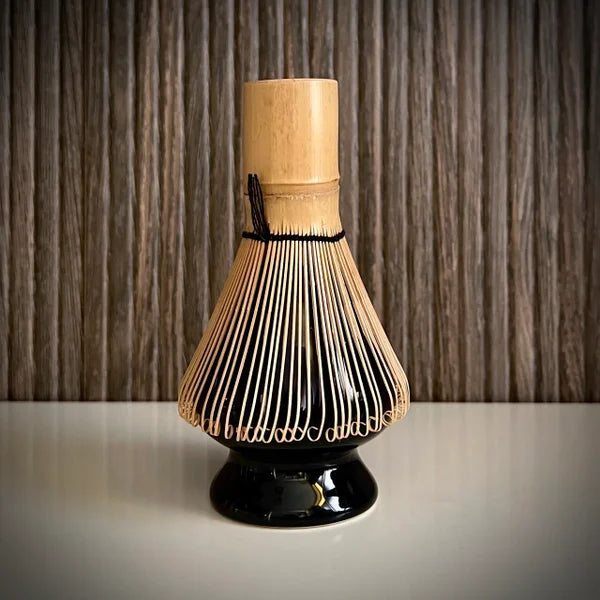 bamboe matchaklopper  op zwarte whiskhouder