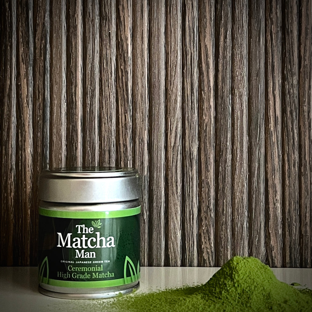 Zilverkleurig potje 'Ceremonial High Grade Matcha' van The Matcha Man (30 gram) en losse matchapoeder.